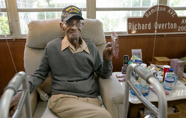 Richard Overton sirvió en un batallón de ingenieros de aviación. AP