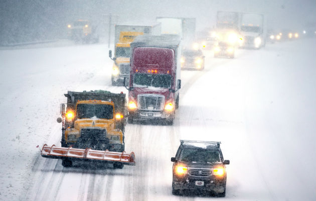 Las carreteras cubiertas de nieve hicieron que el tráfico avanzara lentamente en los Estados Unidos. AP