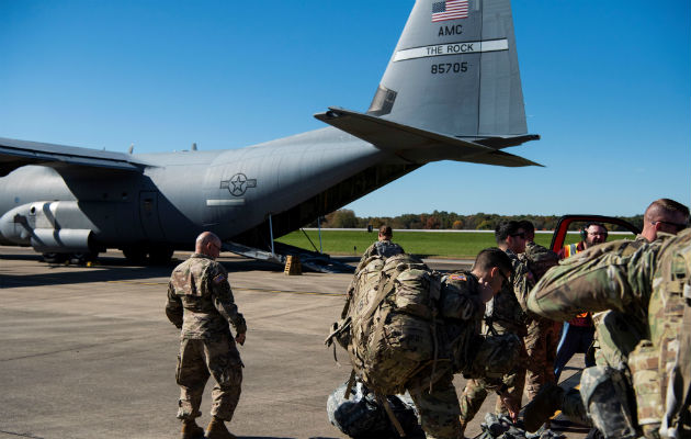 Soldados cargan un vehículo militar a bordo de un Super Hércules C-130J en Fort Knox en Kentucky (Estados Unidos), antes de dirigirse a la frontera entre EEUU y México. EFE