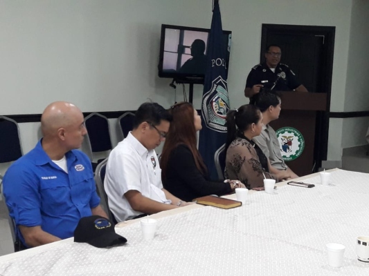 El jefe de la cuarta zona policial de Chiriquí se reunió con un grupo empresarial con el fin de buscar medidas preventivas contra las estafas mediante presuntos secuestros. Foto/José Vásquez