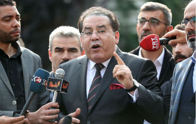 El político egipcio Ayman Nour se pronuncia frente al consulado saudí en Estambul. Foto: EFE.