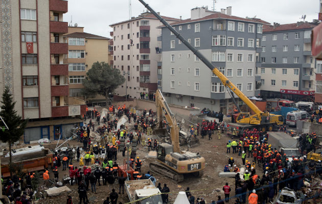 El ministro de interior turco, Süleyman Soylu, confirmó anoche la cifra de fallecidos, e informó de que hay otras 13 personas rescatadas de los escombros que resultaron heridas