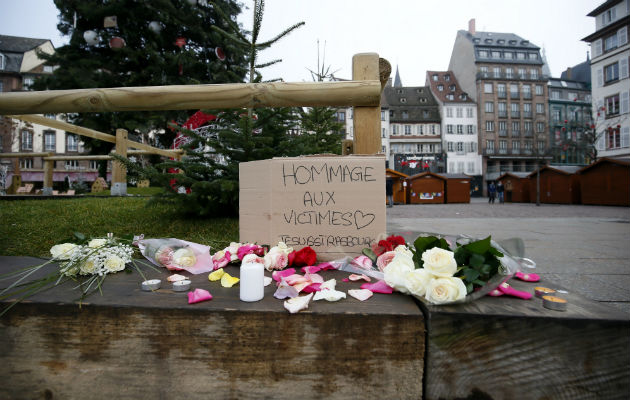 Flores y velas son depositadas en el lugar donde falleció una de las víctimas en el atentado en Estrasburgo (Francia). EFE