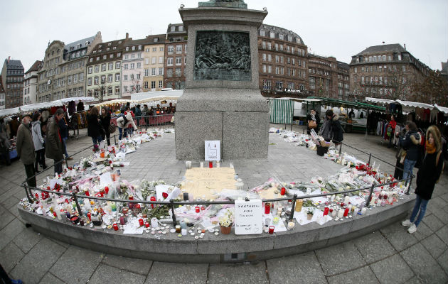  Flores, velas y mensajes cerca del mercadillo de Navidad, donde se produjo el atentado en Estrasburgo (Francia). EFE