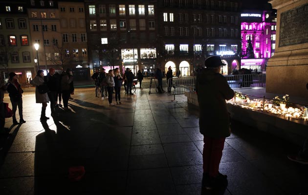 La ciudadanía le rinde tributo a las víctimas de un presunto acto terrorista en Estrasburgo. FOTO/AP