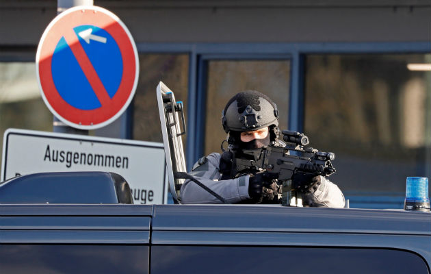 Un agente de la policía federal alemana monta guardia en Estrasburgo en busca del sospechoso. Foto: EFE