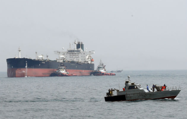 El barco, que transportaba un millón de litros de combustible de contrabando, fue incautado el pasado domingo en el sur de la isla iraní de Larak, situada en el estratégico estrecho de Ormuz.