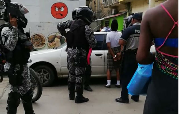 Momentos del arresto de la estudiante. Foto: Diómedes Sánchez S. 