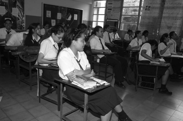 Los profesionales de las licenciatura en Economía y en Finanzas y Banca no pueden participar en los concursos docentes de la educación media pública.