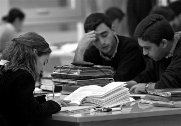 Los profesionales que además de tener una formación académica, experiencia laboral y buen desempeño,deben sumar cursos de especialización, maestrías y posgrados. Foto EFE.