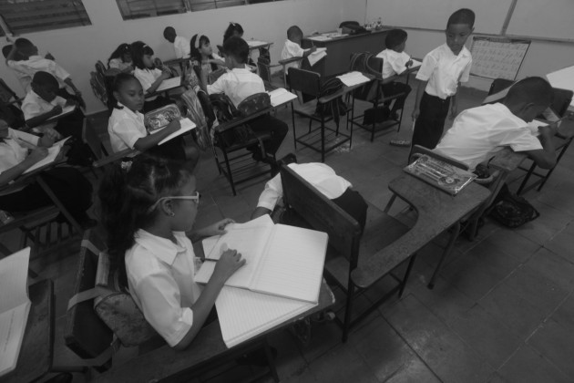 Se les enseña a los estudiantes a tener un equilibrio entre la diversión y el aprendizaje; ambas actividades se desarrollan dentro del aula de clases. Foto: Archivo Epasa.