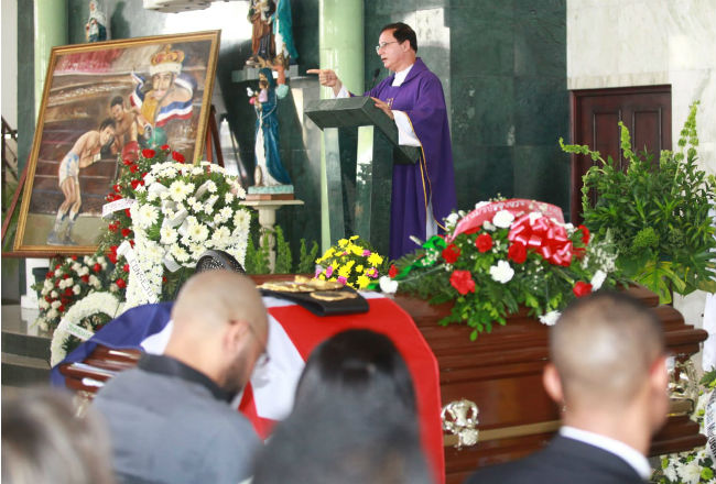 Las honras fúnebres de Eusebio Pedroza se dieron en la iglesia San Judas Tadeo. Foto:Anayansi Gamez