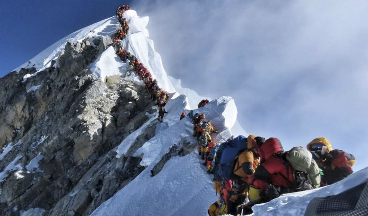 Una larga fila de montañistas se alinea en un sendero en el Monte Everest. Foto:AP