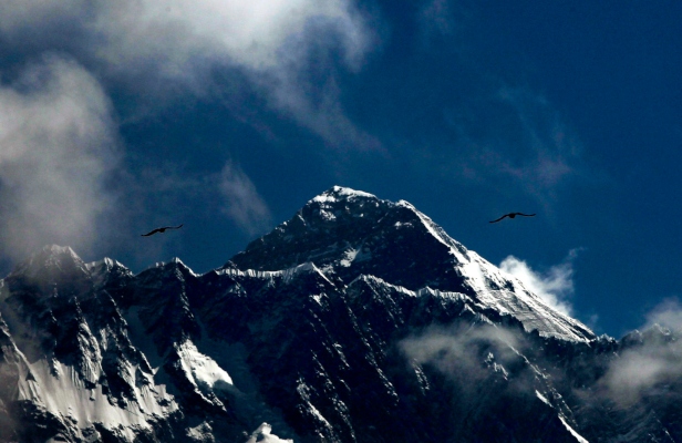  Los montañeros experimentados dicen que el hecho de que el gobierno de Nepal no haya limitado el número de escaladores en el Monte Everest ha provocado un hacinamiento peligroso y un mayor número de muertes. FOTO/AP