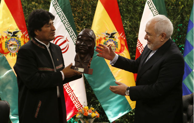 Evo Morales (izq.) entrega una estatuilla al canciller iraní Mohammad Javad Zarif, en su reunión en Santa Cruz. Foto: AP.
