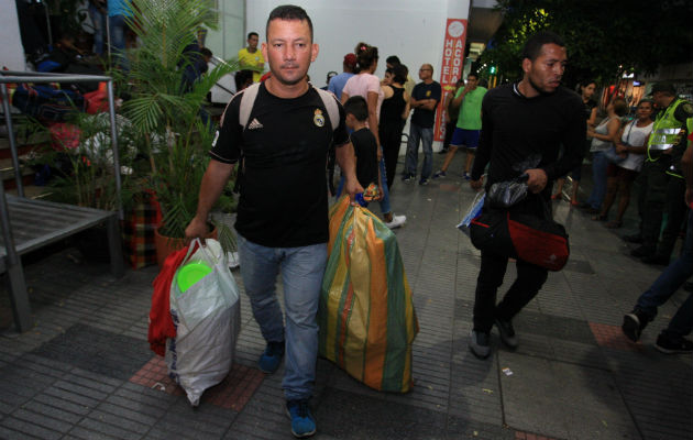 Exmilitares venezolanos al desalojar el hotel en Cúcuta, Colombia. Foto: EFE.