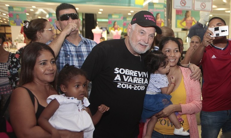 El expresidente Ricardo Martinelli recibió el cariño del pueblo, durante un recorrido que hizo el pasado 10 de agosto en Los Andes Mall. Foto: Víctor Arosemena