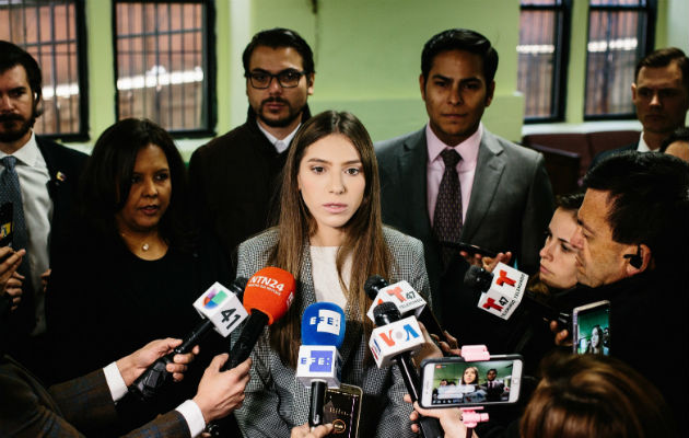 Fabiana Rosales, esposa de Juan Guaidó, habla a la prensa durante un acto con miembros de la comunidad venezolana en la iglesia de Santa Teresa, en Nueva York (EE.UU.).  Foto: EFE.