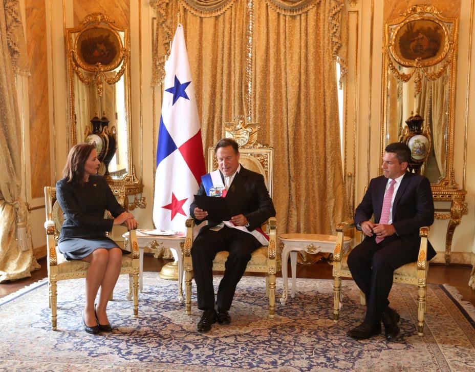 Fabiola Zavarce le entrega las cartas credenciales al presidente de la República, Juan Carlos Varela. 