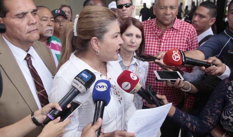 La abogada Alma Cortés, junto a simpatizantes de Martinelli, mostró un fallo previo que ratifica los argumentos a favor de la legalidad de las postulaciones de Martinelli.  Foto de Víctor Arosemena