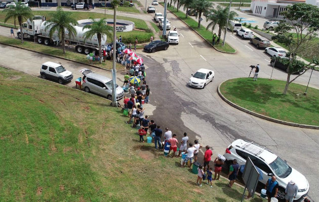 Largas filas se observaban de gente abasteciéndose de agua. Foro: Eric A. Montenegro. 