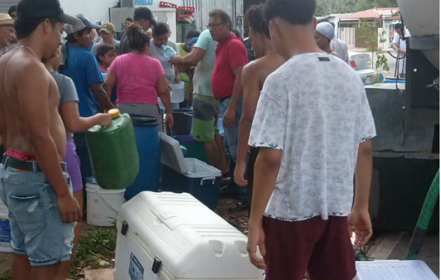 Largas filas se observaban de gente abasteciéndose de agua. Foro: Eric A. Montenegro. 