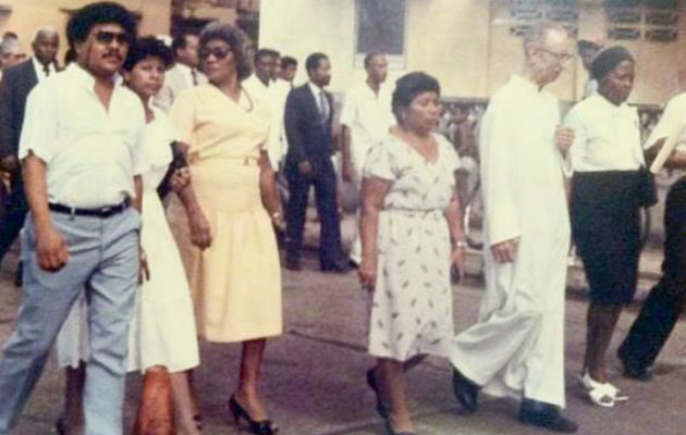 Madre y hermanos de Martiza Alabarca la recuerdan en su tumba.