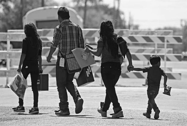 La familia, como todo fenómeno social, en efecto evoluciona, en su estructura y función, siempre conserva su esencia y naturaleza.