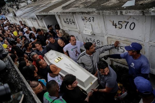 Familiares y amigos despiden a la pequeña Ágatha. FOTO/EFE