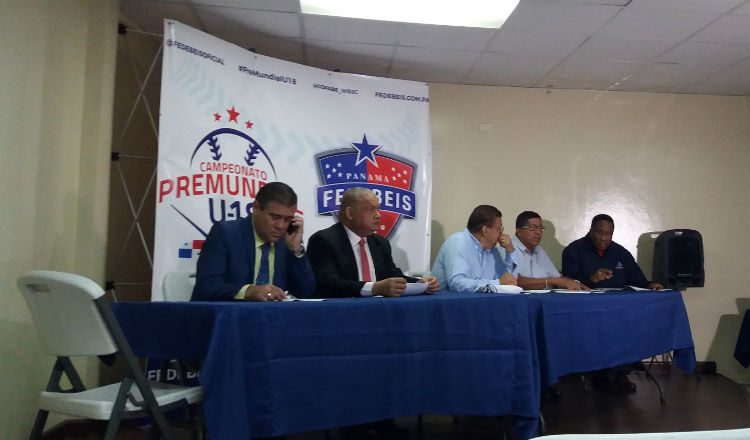 Pedro Meilán junto a Benicio Robinson en una reunión con la prensa en el estadio Rod Carew.