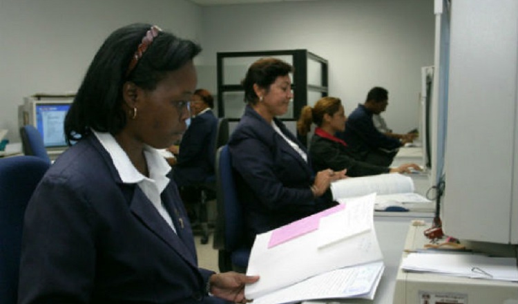 Para que un funcionario con Carrera Administrativa  sea despedido debe apegarse a la ley. Foto: Panamá América