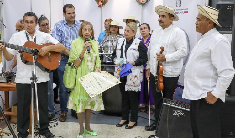 Momentos de la entrega del reconocimiento.  Cortesía