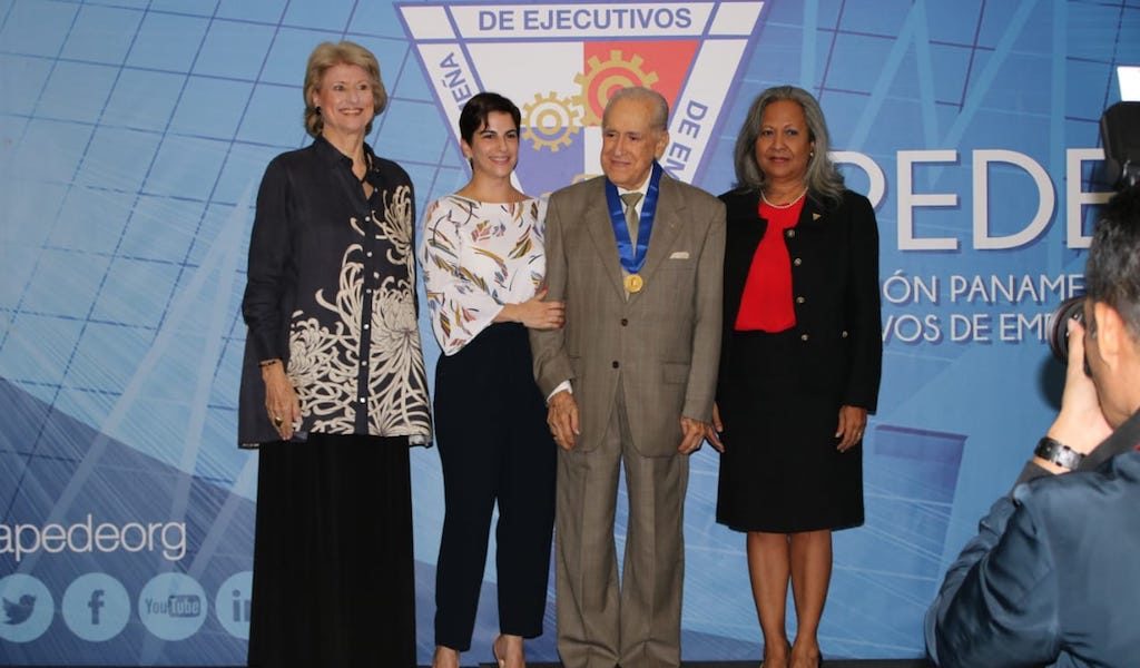 Luis H.Moreno Jr. fue distinguido en 2018 por la APEDE con la Medalla Vicente Pascual Barquero. Foto: Cortesía APEDE.