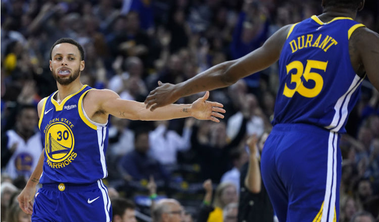 Stephen Curry festeja con Kevin Durant Foto:AP