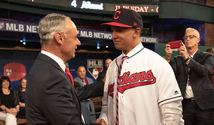 Daniel Espino durante el Draft. Foto @LasMayores