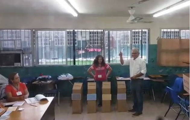 José Blandón deposita su voto en la urna. 