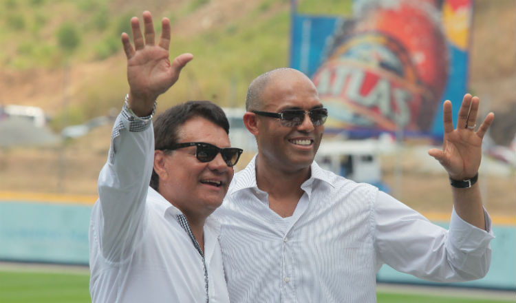 Mariano Rivera junto a Roberto Durán en la pasada Serie de la Leyenda, que se realizó en 2014 en el estadio Rod Carew. Foto Grupo Epasa