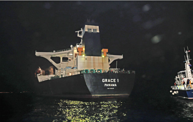 El superpetrolero "Grace 1" de Irán bajo bandera panameña detenido en Gibraltar. Foto: AP. 