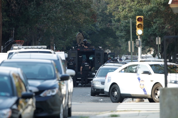 Las unidades policiales de Filadelfia responden a un tiroteo activo, en el barrio de Filadelfia de Nicetown. FOTO/AP