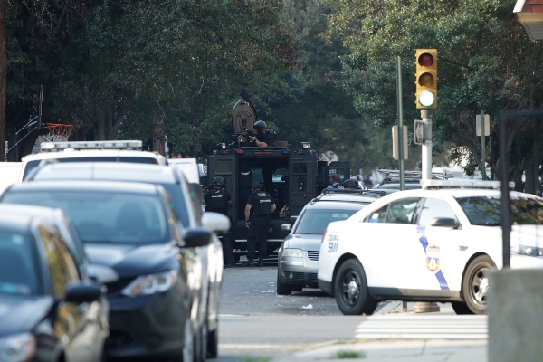 Las unidades policiales de Filadelfia responden a un  tiroteo activo, en el barrio de Filadelfia de Nicetown. FOTO/AP