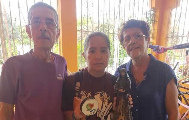 El Sr. Reneiro Pérez y su esposa Thelma Pino de Calobre despiden a la peregrina de Filipinas con un regalo del Cristo de Nazareno de Atalaya. Foto/José Puga