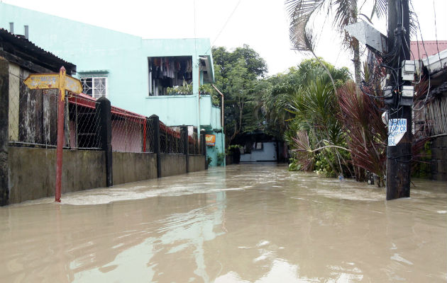 Una comunidad inundada en la ciudad de Bulan, provincia de Sorsogon, por el paso de la tormenta Usman en Filipinas. EFE/EPA
