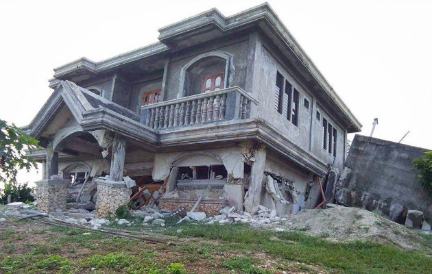 Una casa afectada por el sismo en Itbayat, Filipinas. Foto: EFE: