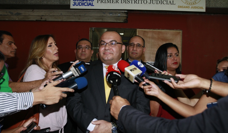Julio Domínguez, fiscal del Ministerio Público, quien fue el encargado de dirigirse a los medios. Foto de Edward Santos