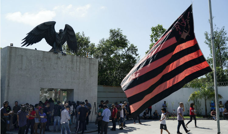 La bandera del flamengo a media asta en señal de luto. Foto:AP