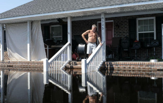 A muchos les preocupa que la inundación por el huracán Florence aumente el daño a su comunidad. AP