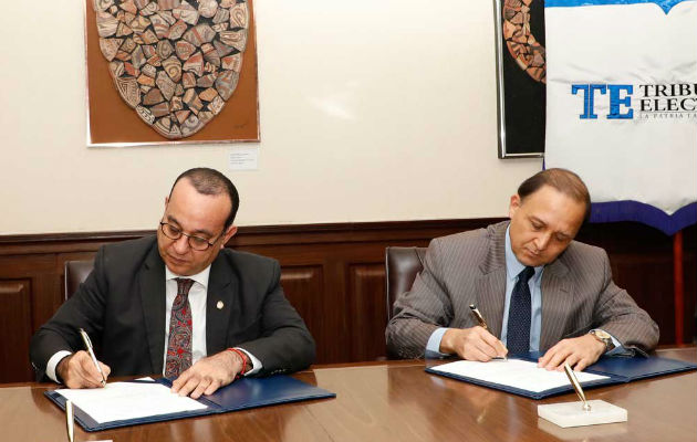 El rector de la UP, Eduardo Flores y el magistrado presidente del TE, Heriberto Araúz, firman convenio para el primer debate presidencial televisado. Foto: @tepanama