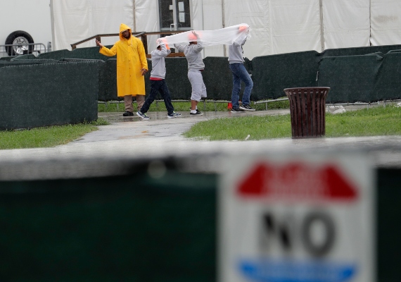 Los manifestantes sostienen un muñeco inflable parecido al presidente Donald Trump fuera del Refugio Temporal de Homestead para Niños No Acompañados, FOTO/AP