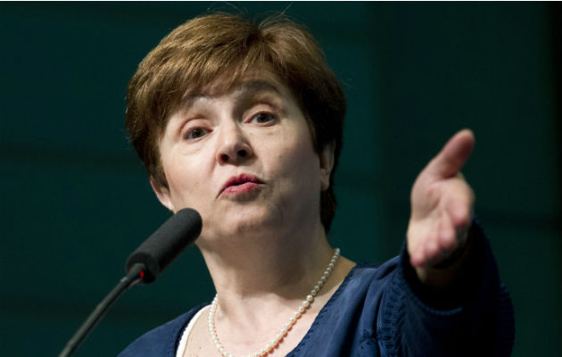 Kristalina Georgieva, directora del FMI, dijo que la guerra comercial y el  impacto del brexit influyó en la desaceleración económica. AP