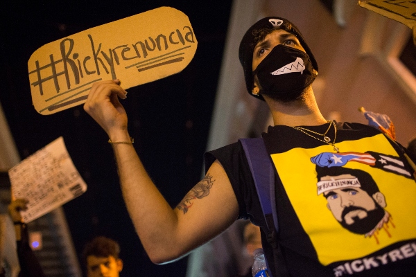 La población sigue manifestándose en las inmediaciones de La Fortaleza, exigiendo la renuncia del Gobernador Ricardo Rosselló. FOTO/AP